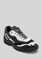 Una singola sneaker low top L0015 by Álvaro con suola spessa e lacci sul davanti, su sfondo grigio.