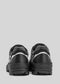 Une paire de chaussures basses L0015 by Álvaro sneakers positionnées talons en premier sur un fond gris clair uni.