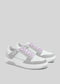 Un par de M0004 de Sara A sneakers con paneles blancos y grises, con cordones rosas, sobre un fondo gris liso.