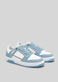 Une paire de M0002 by Sara Q bleu clair et blanc sneakers sur fond gris.
