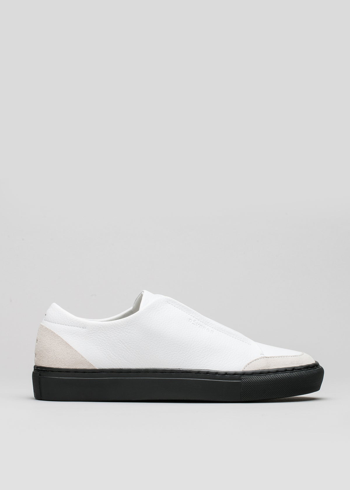 V5 Snow White Floater w/Black slip-on sneaker con acento beige en el talón y suela negra, sobre fondo gris claro. Forman parte de nuestra colección de zapatillas personalizadas.