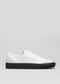 Sneaker slip-on V5 Snow White Floater w/Black con accento beige sul tallone e suola nera, su sfondo grigio chiaro. Fanno parte della nostra collezione di scarpe personalizzate.