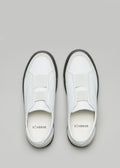 Une paire de V5 Snow White Floater w/Black slip-on sneakers présentée sur un fond gris clair.