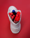 Une paire de chaussures montantes Diverge sneakers  avec des marqueurs rouges et bleus, mettant en valeur les chaussures personnalisées.
