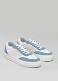 Un par de V11 White & Artic Blue low top suede sneakers con cordones y suela blancos, sobre fondo gris.