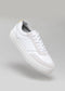 Ein einzelner V3 White & Bone Low-Top-Sneaker mit einer dicken Sohle vor einem neutralgrauen Hintergrund.