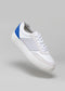 Ein veganer Ledersneaker V24 White & Electric Blue mit weißen Schnürsenkeln vor einem hellgrauen Hintergrund.