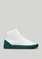 Sneaker alta V11 in pelle bianca e verde con suola in gomma verde acqua e tallone verde in tinta su sfondo grigio chiaro.
