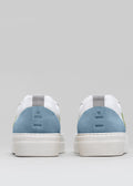 Par de V13 White & Pine sneakers con suela blanca y una combinación de tela azul claro y gris, vistas desde atrás.