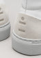 Nahaufnahme der hinteren Fersen des MH0012 YouNoMe I High-Top sneakers, mit geprägtem Logo auf einer strukturierten Wildlederplatte auf Glattleder.