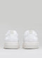Rückansicht eines Paars weißer N0004 Talent veganer Schuhe auf grauem Hintergrund, mit dicken Sohlen und Netzgewebe an der Ferse.