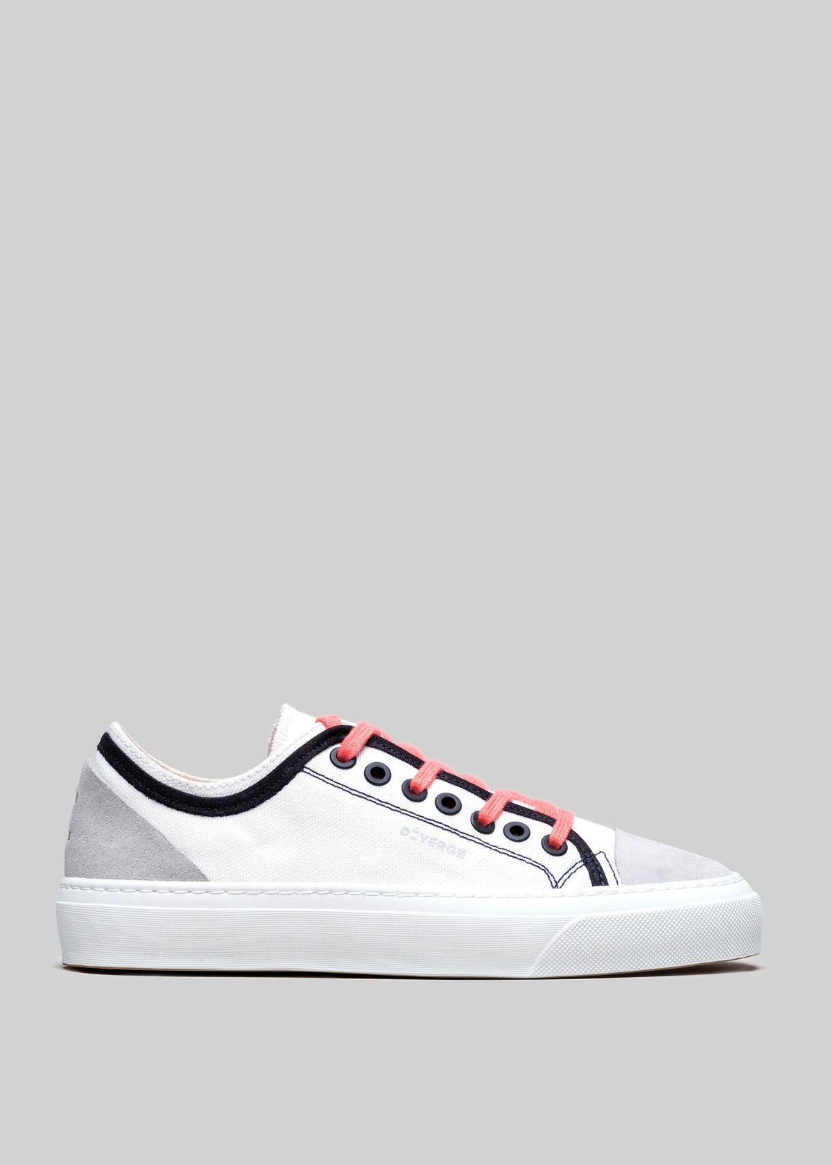 weißes und geraniumfarbenes Premium-Leinwandmaterial mit mehreren Lagen, sneakers Seitenansicht