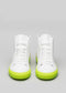 Ein Paar MH0007 My Nuclear Soul sneakers mit leuchtend neongrünen Sohlen, die auf einem grauen Hintergrund dargestellt sind.