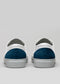 Paire de chaussures V11 en cuir blanc avec essence, dont le talon est en daim bleu, présentées sur un fond gris neutre.