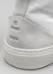 Primo piano di una tela bianca e grigia Twist High che mostra il dettaglio del tallone con il logo in rilievo su scarpe personalizzate.