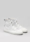Une paire de Start with a White Canvas sneakers avec des lacets blancs et des semelles en caoutchouc sur un fond gris clair.