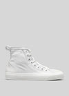 Twist High Sneaker in tela bianca con lacci su sfondo grigio.