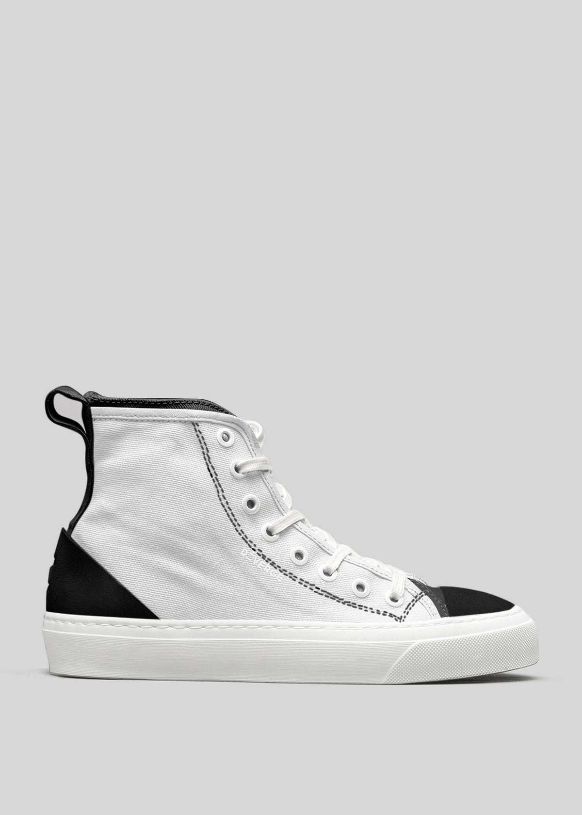 Sneaker alta in tela TH0010 di Letícia con tomaia bianca, tallone e punta neri, su sfondo grigio chiaro.