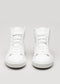 Ein Paar neue Start mit einem White Canvas High-Top sneakers von vorne gegen einen hellgrauen Hintergrund angezeigt.