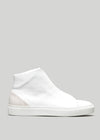 Si inizia con una sneaker high-top in pelle White Canvas su sfondo grigio, caratterizzata da un design minimalista e da sottili dettagli del marchio sul lato.