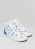 Un par de zapatillas altas de cuero blanco sneakers con diseños ilustrativos azules y detalles de texto sobre fondo gris de "I Just Like Birds".