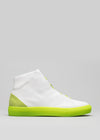 MH0018 White'n'Lime Power High-Top-Sneaker mit einer neongrünen Sohle und einem kleinen grünen Aufnäher an der Ferse, der sich vor einem hellgrauen Hintergrund abhebt. Dieses Paar ist einer unserer benutzerdefinierten Schuhe für einzigartigen Stil und Komfort entwickelt.