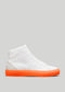 Una sneaker high-top V23 in pelle bianca con arancione, visualizzata su uno sfondo grigio.