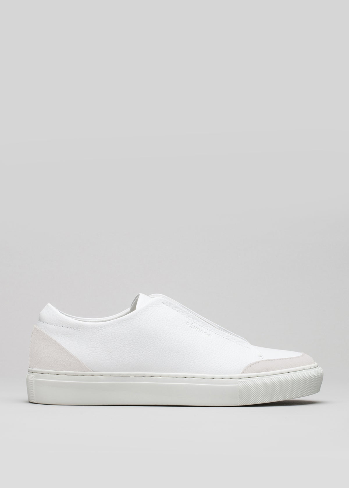 Iniziate con una slip-on in tela bianca sneakers con suola in gomma, visualizzata su uno sfondo grigio.