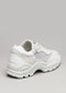 Weißer Low-Top-Sneaker mit Obermaterial aus V11 Leather Color Mix Bone und klobiger Sohle vor einem neutralen Hintergrund.