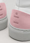 Detalle de la parte trasera de los zapatos MH0002 de Soraia de piel blanca con detalles en rosa claro, que muestran logotipos en relieve en el talón.