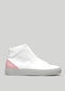 MH0002 von Soraia High-Top-Sneaker mit rosafarbenem Fersenakzent auf grauem Hintergrund.