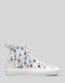 High-Top-Sneaker aus weißem Canvas mit einem bunten Muster aus abstrakten Figuren. Er hat weiße Schnürsenkel und eine weiße Gummisohle, die an die Ästhetik von dead or alive 4/5 erinnert.