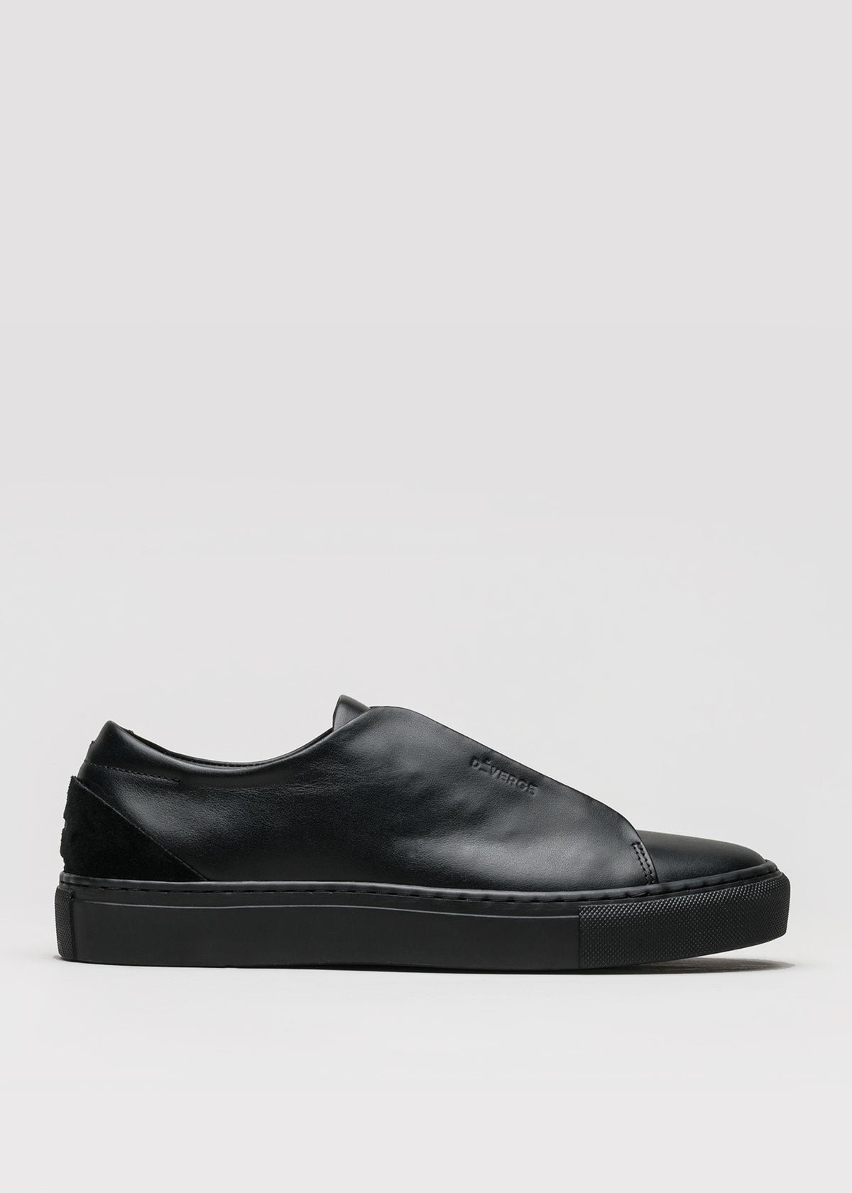 cuero negro premium bajo sneakers en diseño limpio sideview