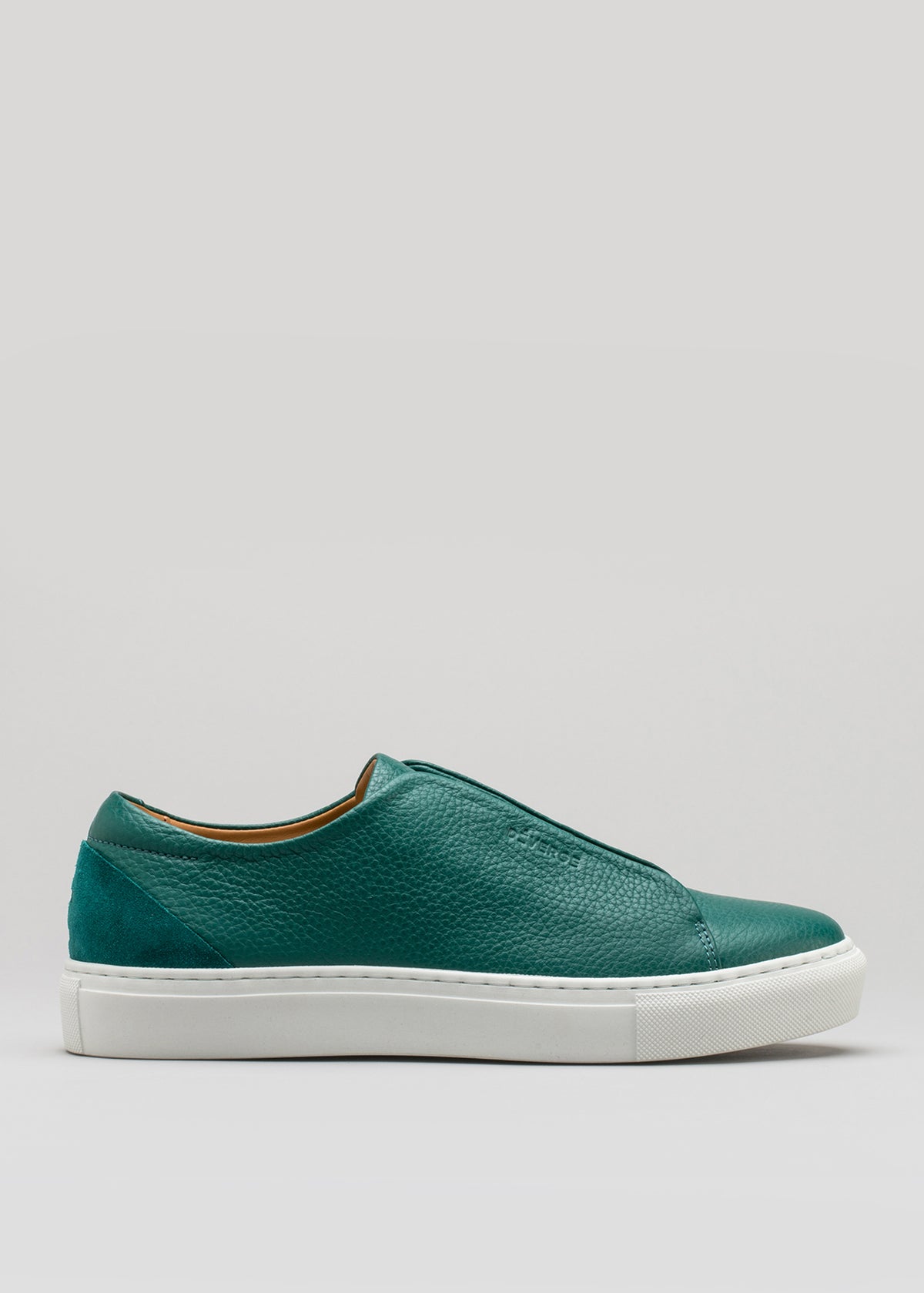 verde esmeralda cuero premium bajo sneakers en diseño limpio sideview
