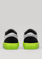gris con cuero negro premium bajo par de sneakers con suela blanca en diseño limpio backview