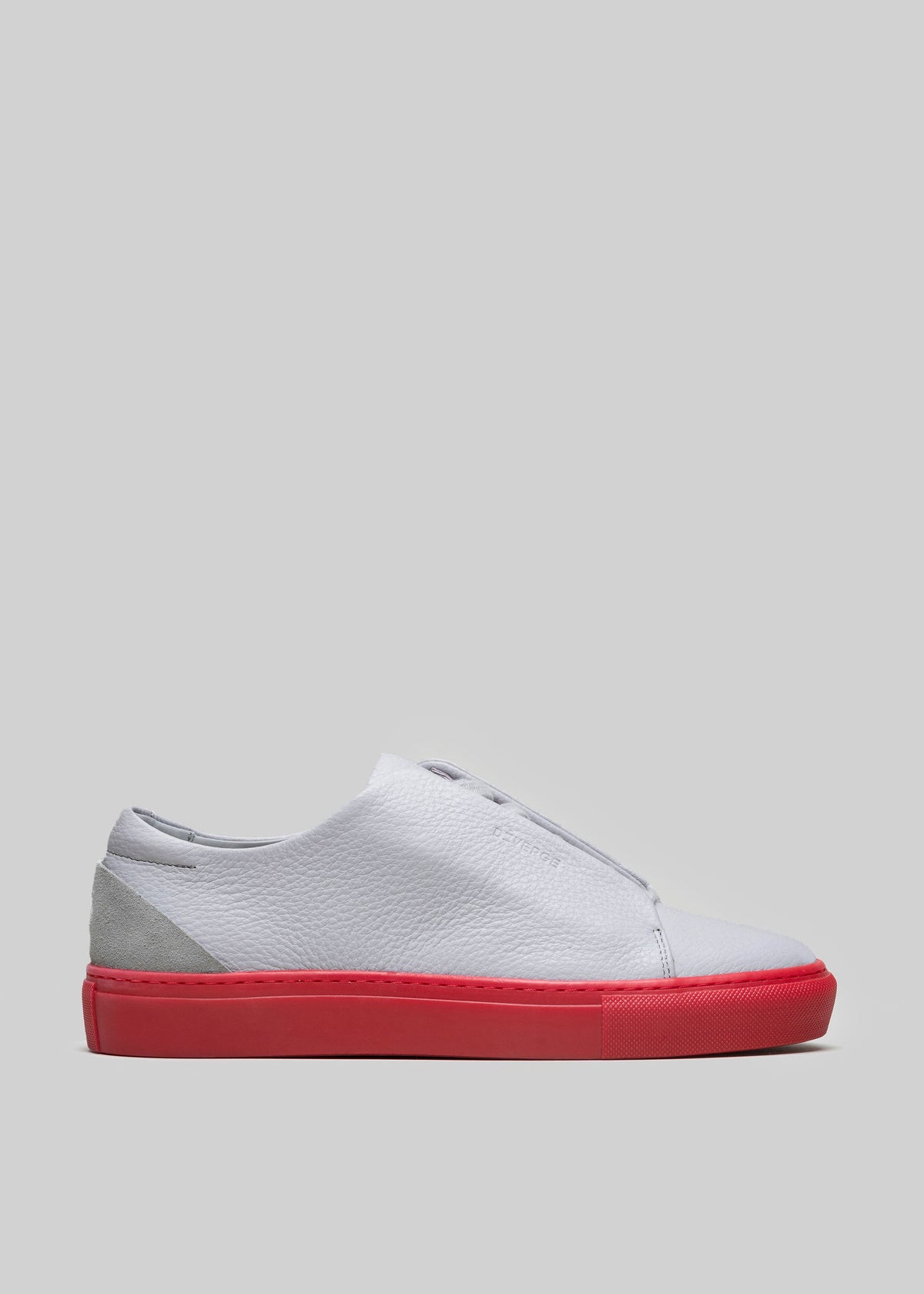 cuero premium gris y rojo bajo sneakers en diseño limpio sideview