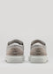 coppia bassa in pelle premium grigio chiaro di sneakers in design pulito vista posteriore