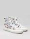 Une paire de dead or alive 1/5 sneakers avec un motif abstrait coloré sur un fond gris.