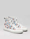 Une paire de chaussures montantes blanches sneakers avec une impression colorée personnalisée de robots de dessins animés sur fond gris, appelée "dead or alive 4/5".