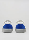 coppia bassa in pelle premium bianca e blu elettrico di sneakers in design pulito vista posteriore