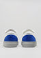 blanco y azul eléctrico cuero premium bajo par de sneakers en diseño limpio backview