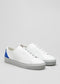 blanco y azul eléctrico cuero premium bajo sneakers en diseño limpio frontview