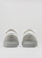 blanco y gris cuero premium bajo par de sneakers en diseño limpio backview
