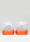 blanco y naranja cuero premium bajo par de sneakers en diseño limpio backview
