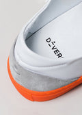 Weißes und orangefarbenes Premium-Leder, niedriges Paar sneakers in sauberem Design, mit geschlossener Sohle