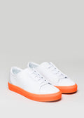 sneakers in pelle premium bianca e arancione in un design pulito vista frontale