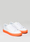sneakers in pelle premium bianca e arancione in un design pulito vista frontale