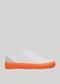 pelle premium bianca e arancione bassa sneakers in design pulito vista laterale