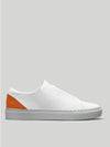 blanco con cuero premium naranja bajo sneakers en diseño limpio sideview