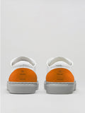 bianco con pelle arancione premium basso paio di sneakers in design pulito vista posteriore
